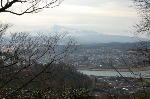 新山神社から望む市内と鳥海山
